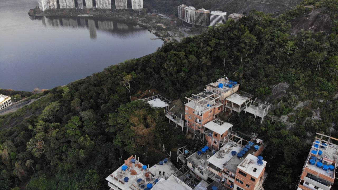 Foto mostra o alto do morro do cantagalo e suas construções