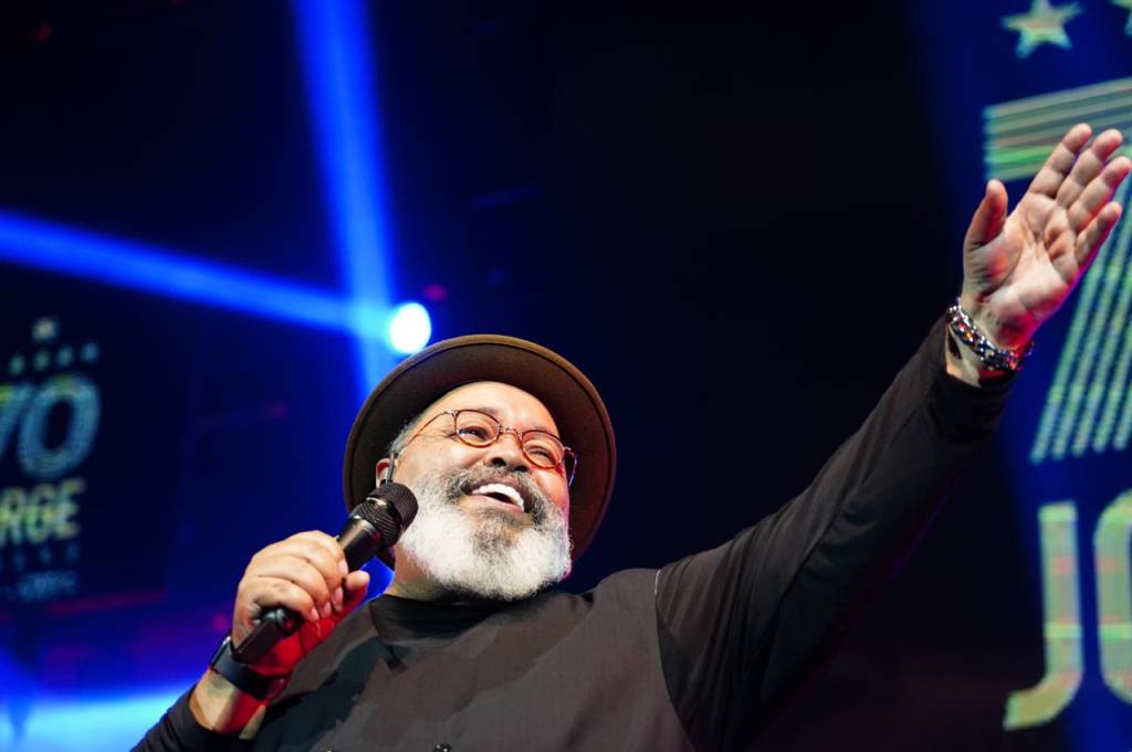 Entrevista: ‘Eu sobrevivi ao ano enfeitiçado’, diz Jorge Aragão