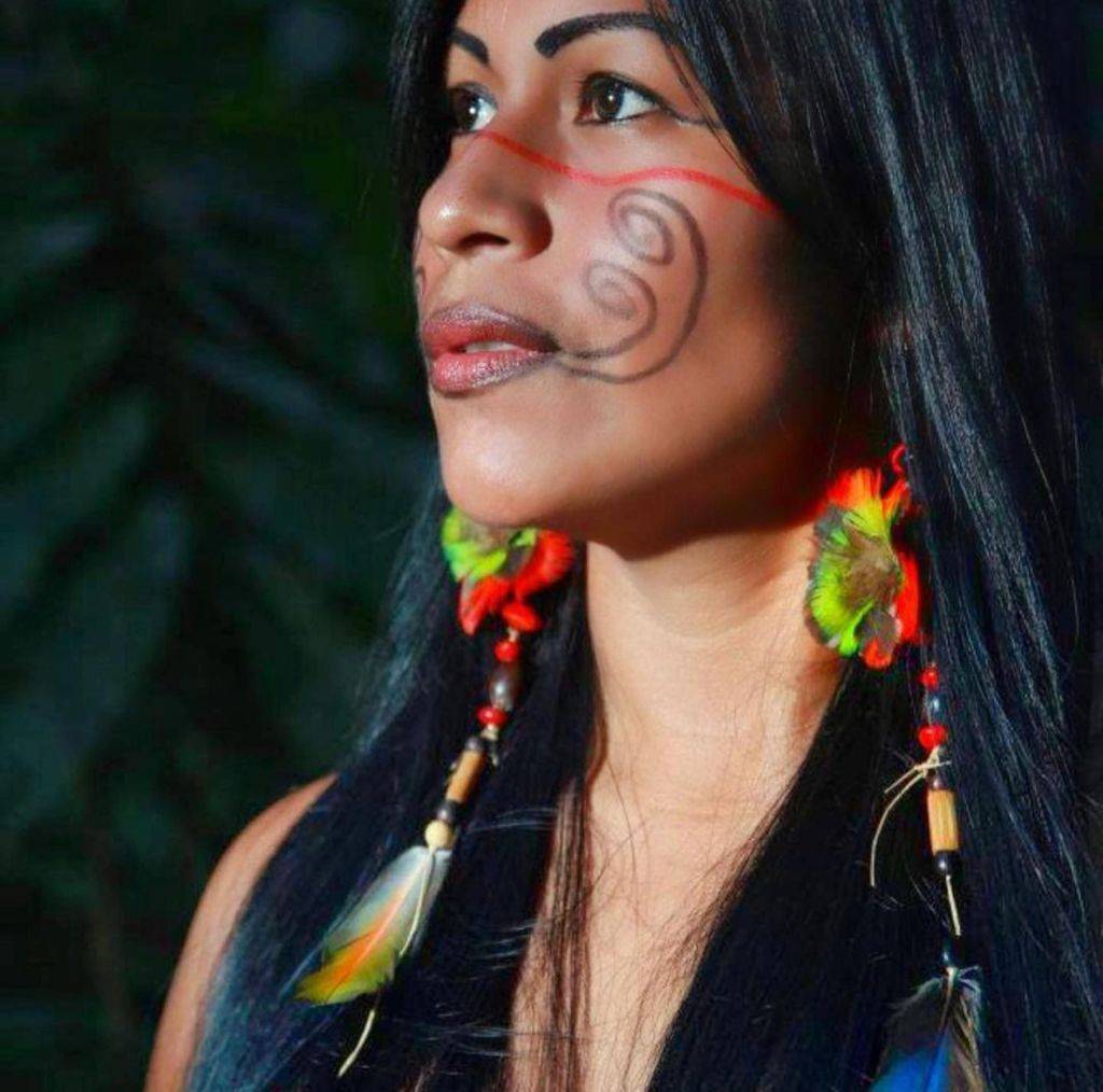 Djuena Tikuna: cantora e compositora indígena na luta contra o preconceito