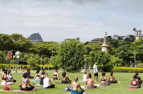 Professores de yoga oferecem aulões gratuitos em espaços abertos pelo Rio
