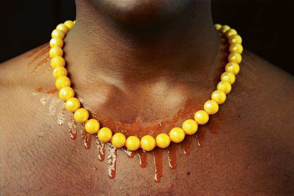 Ícones da cultura iorubá são ressignificados em exposição no MAR