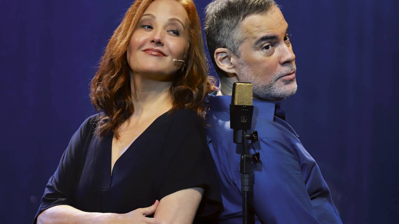 Brasileiro, Profissão: Esperança - Claudia Netto e Claudio Botelho no palco, com microfone antigo