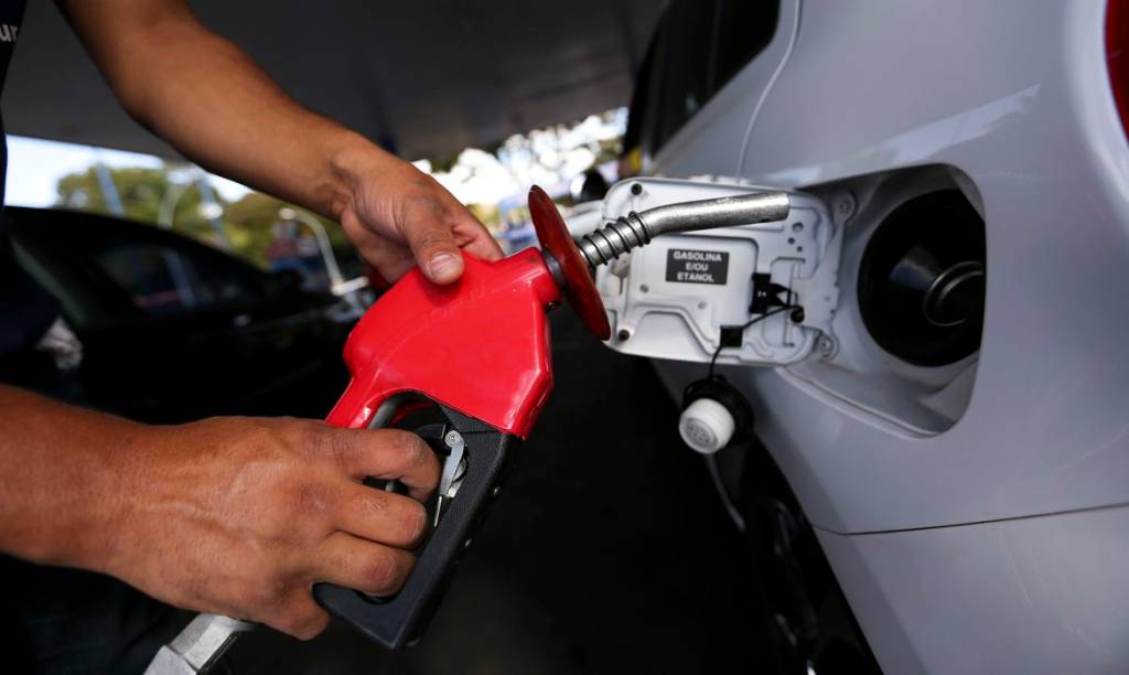 Gasolina atinge preço absurdo e motoristas tomam atitude drástica