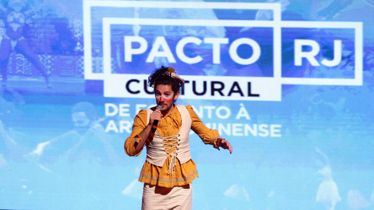 Palahaço no palco do teatro joão caetano