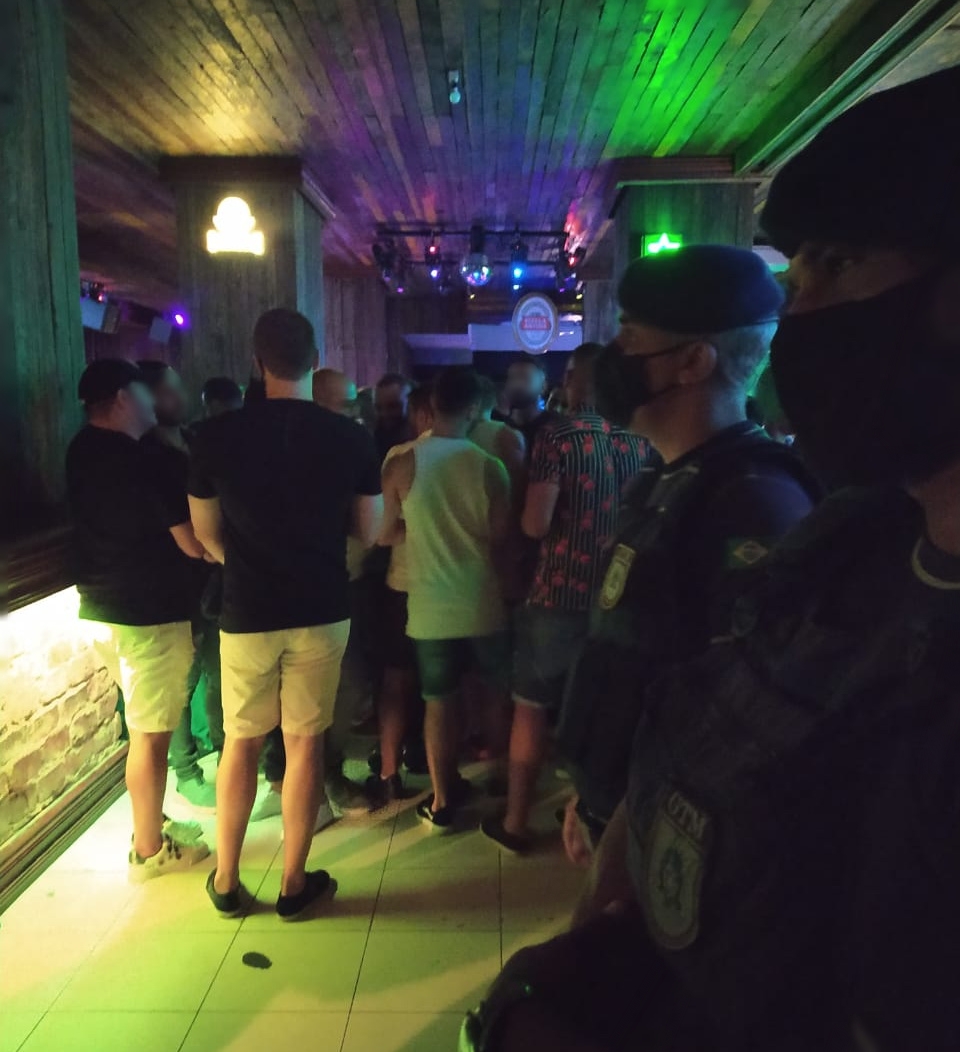 Segue o baile: festa clandestina com 700 pessoas na Barra é interditada