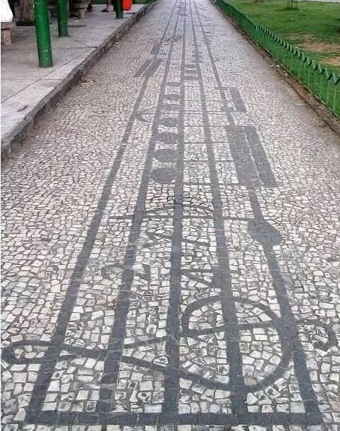 Foto das partitura que existem nas calçadas musicais de Vila Isabel