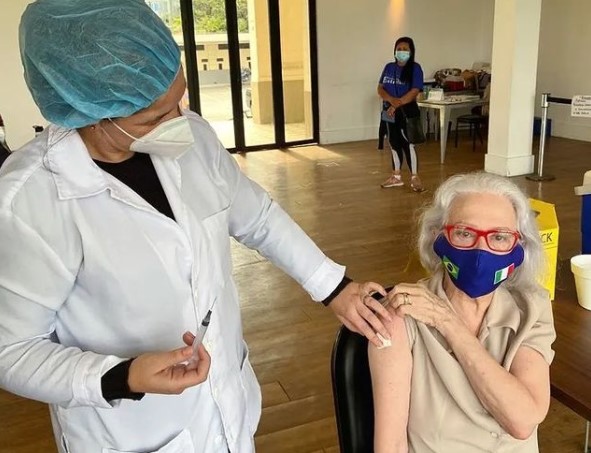 Terceira dose: Fernanda Montenegro, Suzana Vieira e outros famosos comemoram injeção de reforço