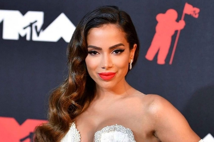 Nos EUA, Anitta faz história em premiação da MTV e clama por vacina