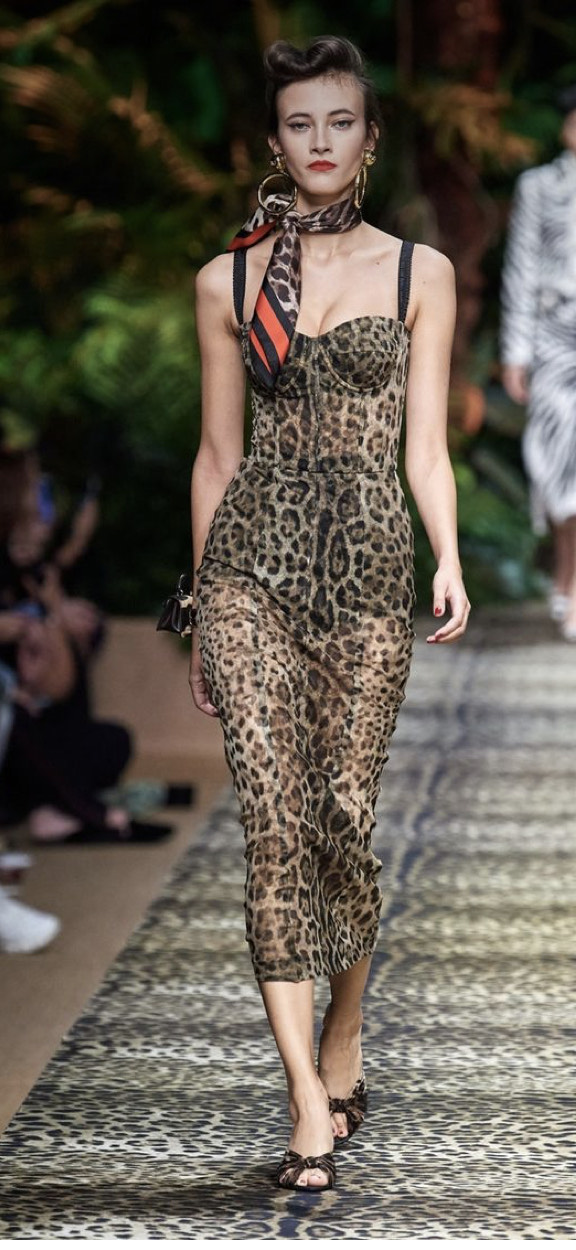 Animal print A imagem mostra uma modelo desfilando na passarela