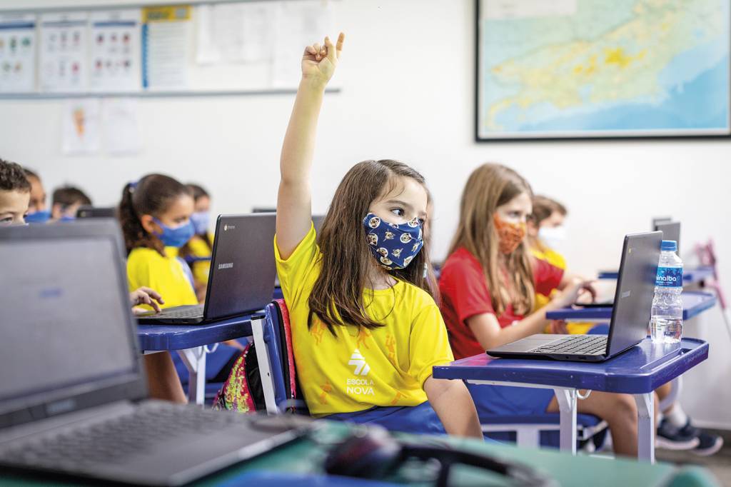 Colégios voltam a recomendar máscara após aumento de casos de Covid
