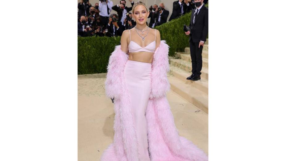 Kate Hudson de look rosa beb&ecirc; assinado por Michael Kors no Met Gala 2021