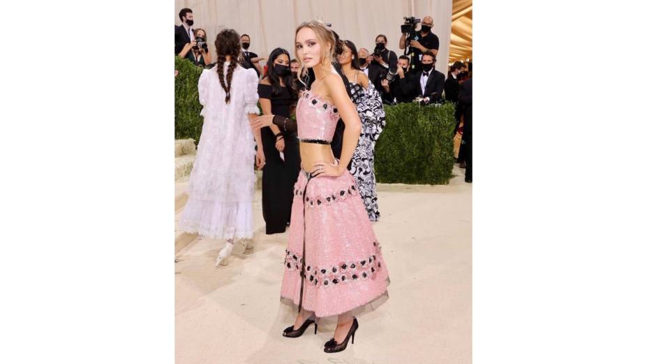 Lily Rose Depp com saia e top Chanel no Met Gala 2021