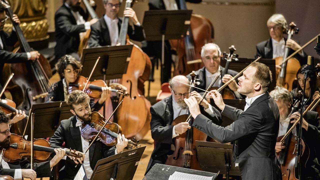 Orquestra Sinfônica Brasileira no palco