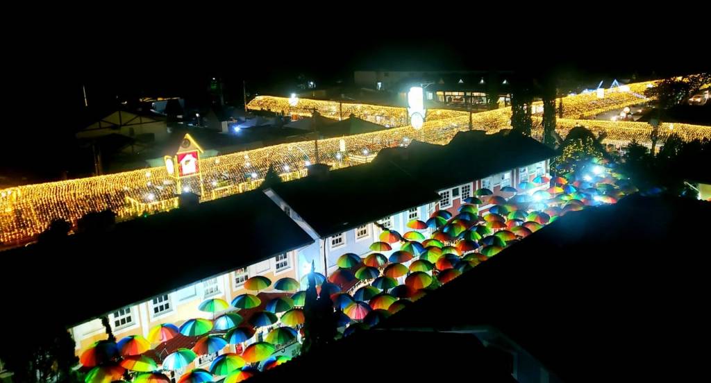 Natal antecipado: Papai Noel inaugura Fábrica de Sonhos em Penedo