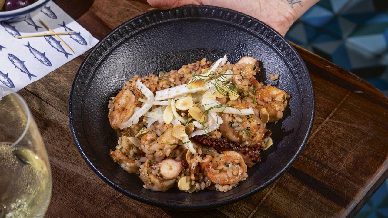 Arroz malandrinho (R$ 75,00): de polvo, camarão e funcho -