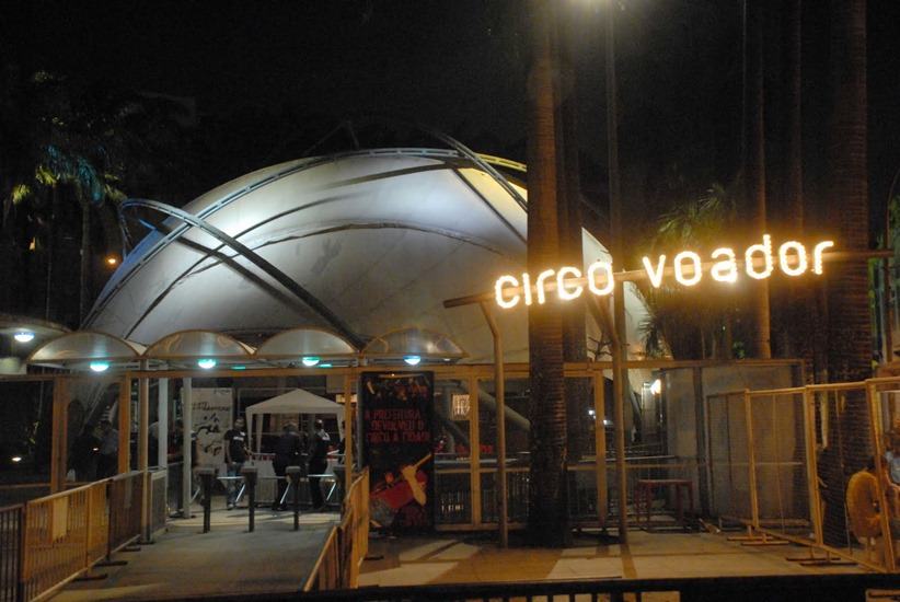 Fachada do Circo Voador com letreiro em neon