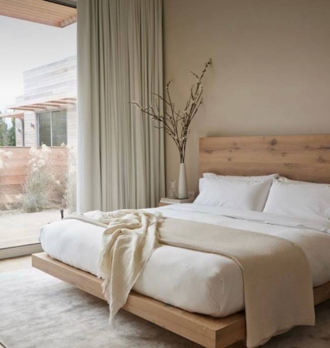 Estilo escandinavo A imagem mostra um quarto com cabeceira de madeira