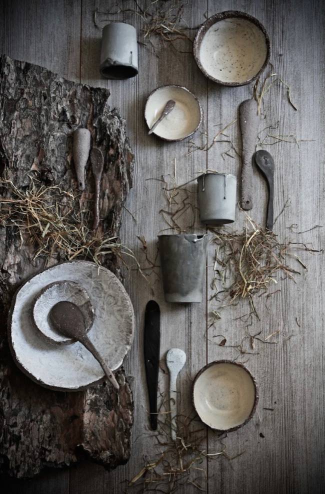Wabi sabi A imagem mostra uma mesa de madeira com folhas secas, pratos e talheres