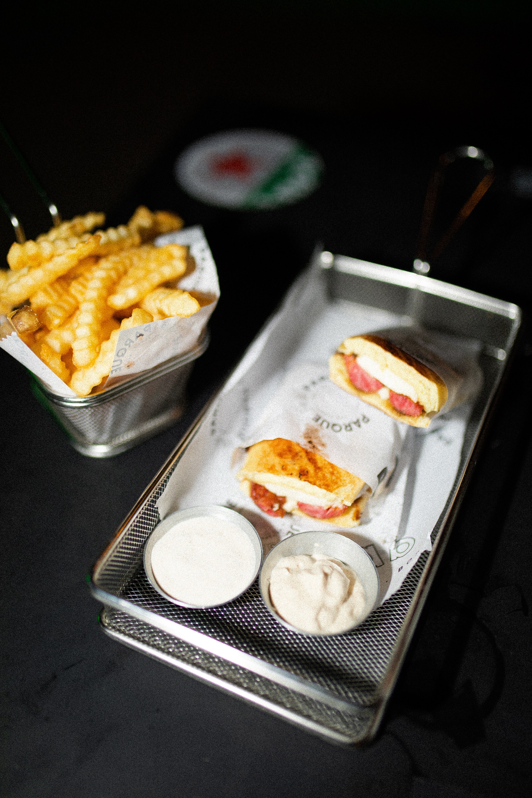 Saborosas atra&ccedil;&otilde;es: sandu&iacute;ches, como o dog prensado (foto), batata, belisquetes e muito mais