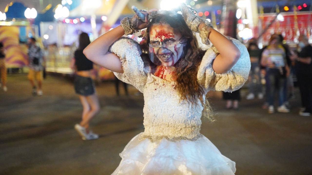 Imagem mostra personagens de terror no parque