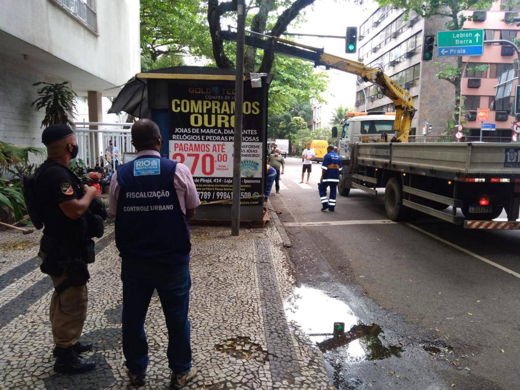 Tirando banca: Seop remove estruturas que, em vez de vender jornais, funcionam irregularmente