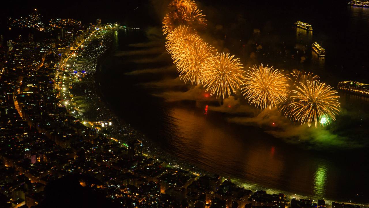 Foto mostra réveillon na praia de copacabana