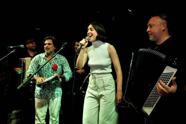 Roberta Sá e Forro da Gavea A cantora Roberta Sá foi uma das canjas da noite e se tornou a madrinha do Forró da Gávea, a convite de Pedro Miranda.