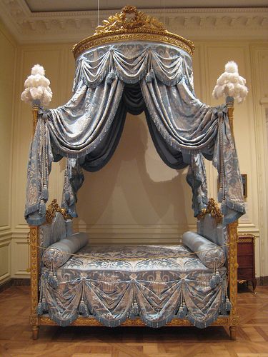 Cama com dossel Cama com dossel dos castelos reais com plumas e tecidos volumosos