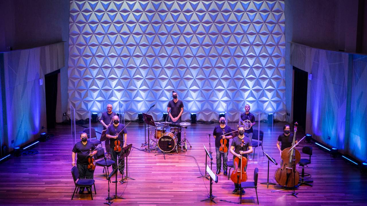 Um octeto da Orquestra Petrobras Sinfônica no palco, com seus instrumentos.