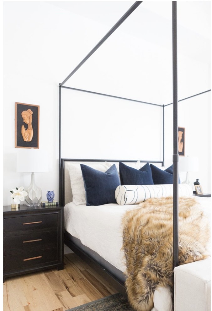 Cama com Dossel A imagem mostra um quarto com uma cama com dossel sem tecido