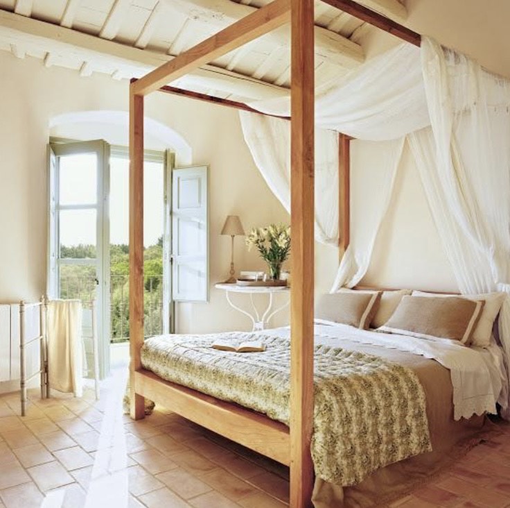 Cama com dossel A imagem mostra um quarto com uma cama com dossel e tecido