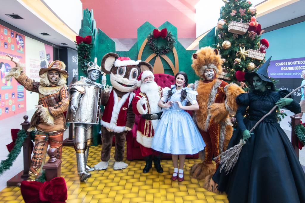 Natal no MET NOV21-23794 Imagem mostra atores caracterizados como os personagens do filme O Mágico de Oz