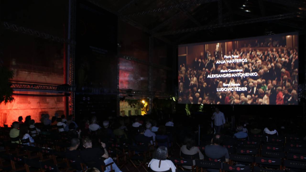 Público assiste a opera em tela montada ao ar livre no Parque Lage