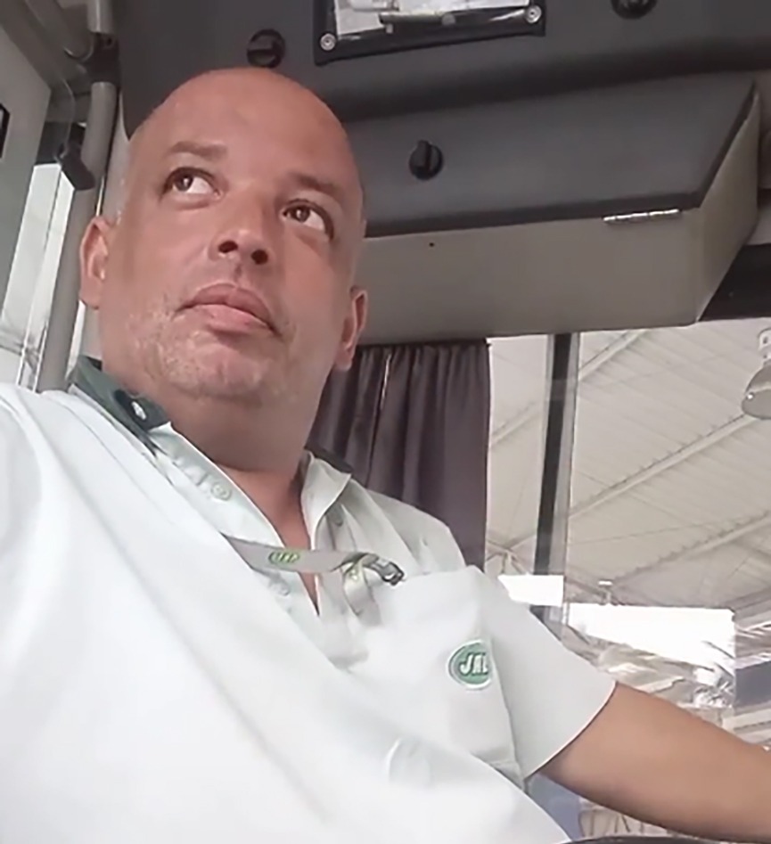 ‘A coisa cresceu muito’: motorista gay que viralizou na web agora tem canal em plataforma de vídeo