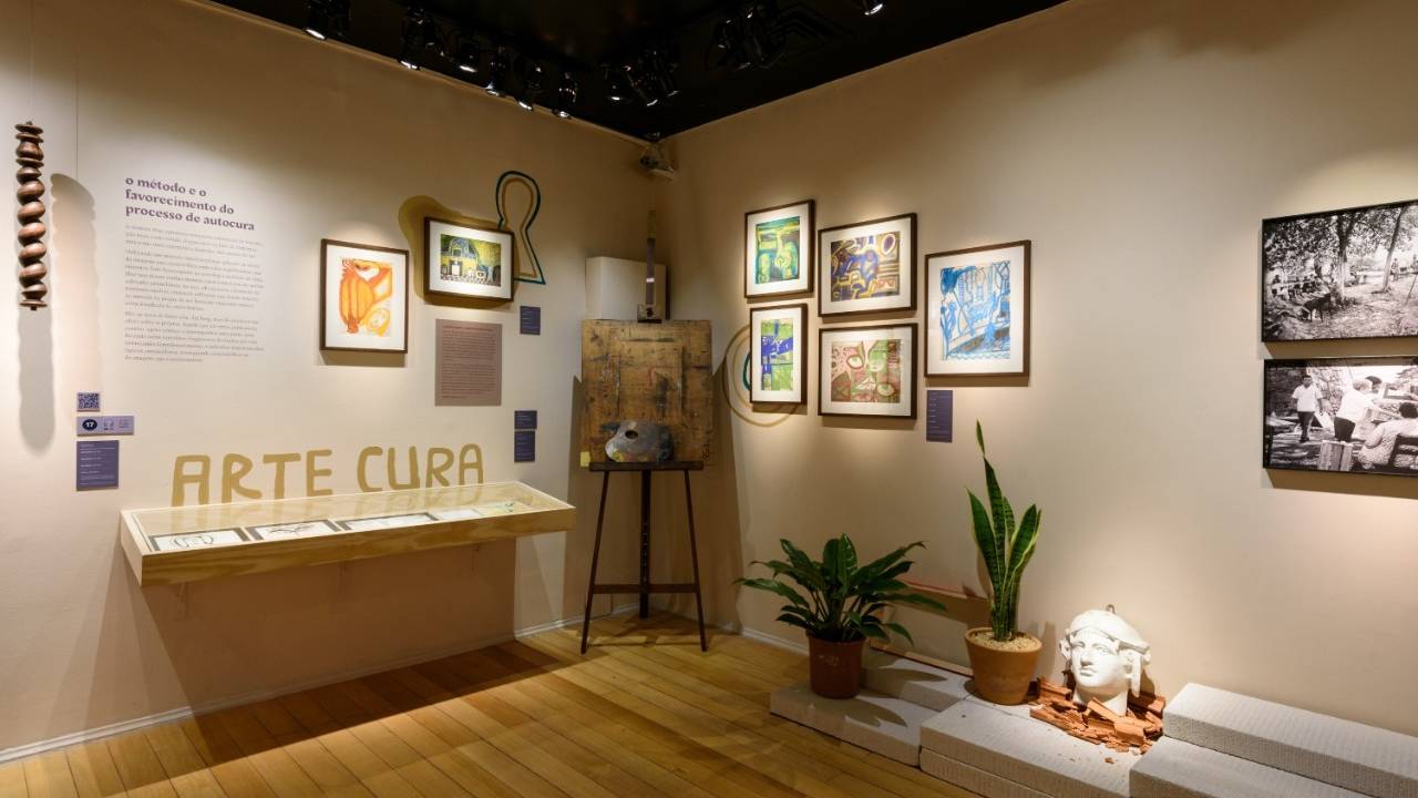 Quadros e objetos da exposição em homenagem a Nise da Silveira no CCBB