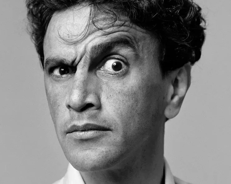 A careta de Caetano Veloso, o cigarro de Tom Jobim e outros cliques que marcaram época