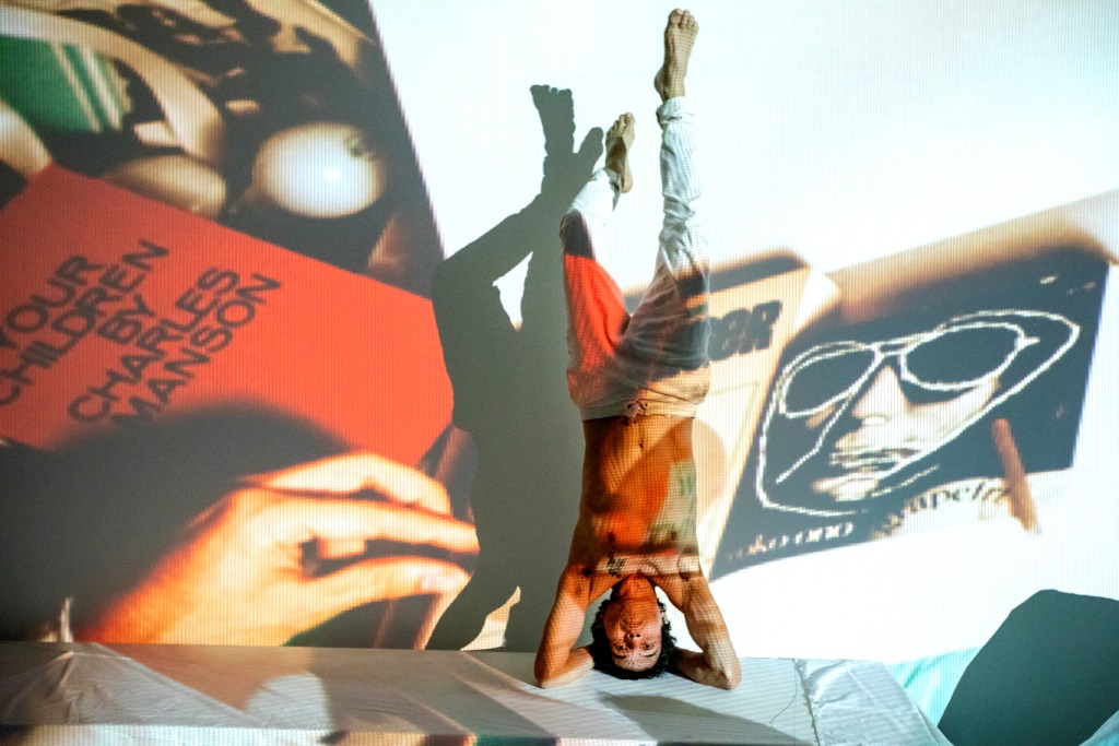 César Oiticica Filho, diretor do Centro de Artes Hélio Oiticica, em uma das instalações