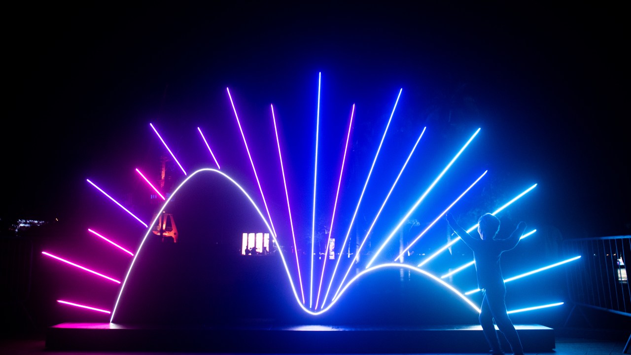 Foto mostra instalação luminosa