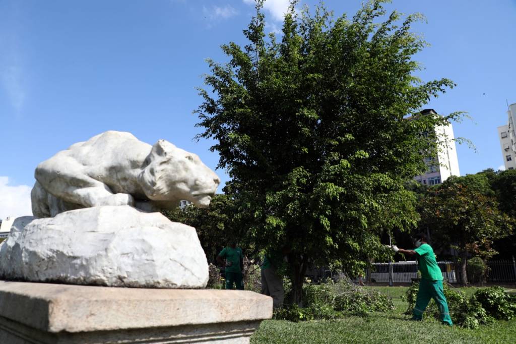 praca paris esculturas e árvores