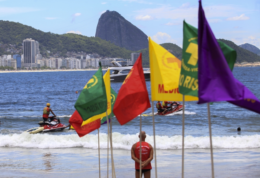 Foto mostra bandeiras de salvamento na praia de copacabana