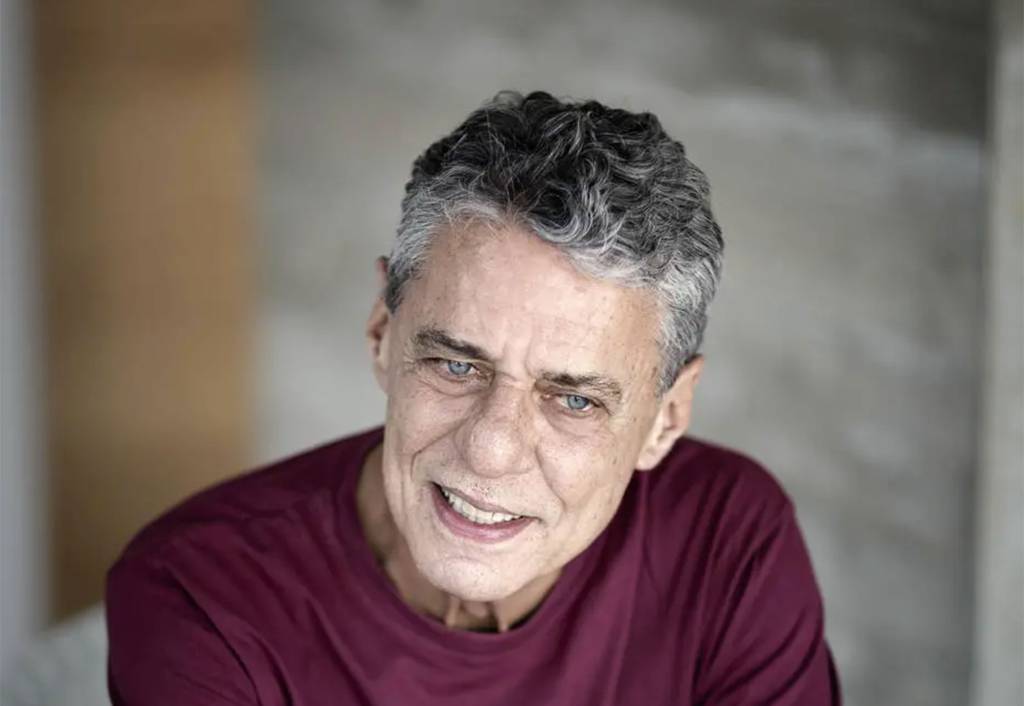 Após cantar com Gil, Chico Buarque passa por cirurgia programada no crânio