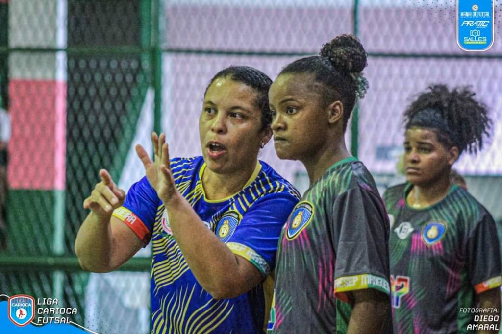 Ediane Pimenta com jogadotras da Mangueira – Foto de Diego Amaral – Divulgação (1) Foto mostra treinadora de futsal explicando tática para aluna