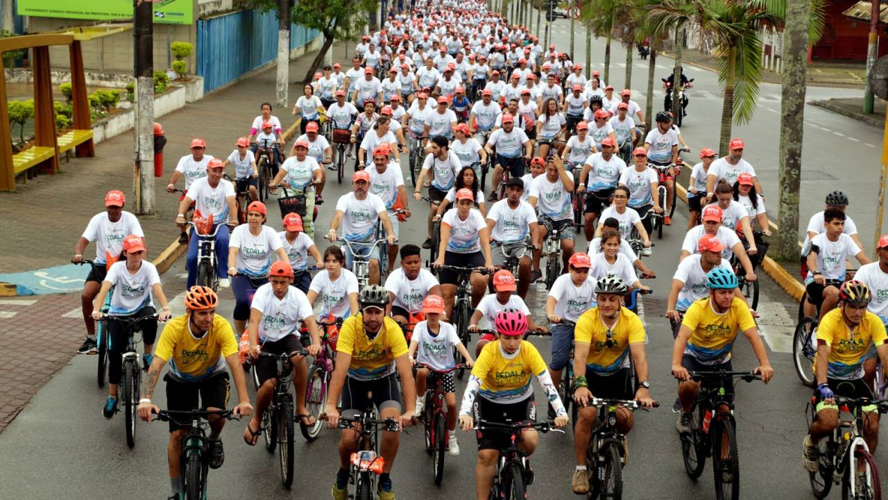 Foto mostra ciclistas andando em grupo
