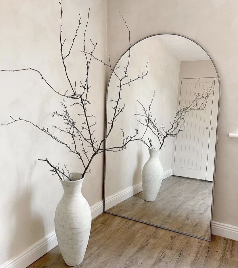 A imagem mostra um espelho apoiado no ch&atilde;o.