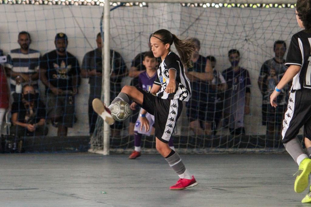 Juliana – Acervo pessoal – Reprodução Foto mostra menina de 13 anos jogando futsal
