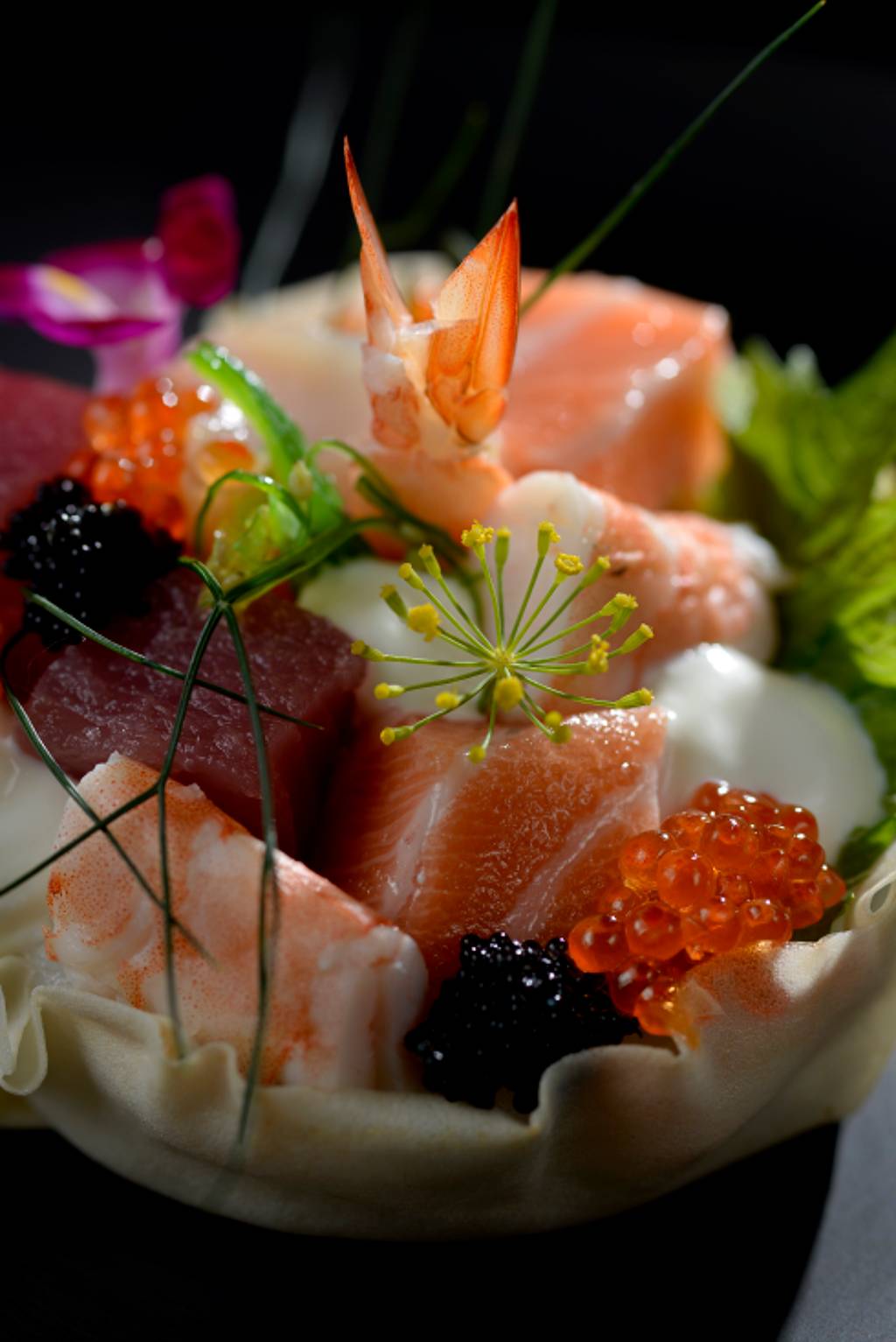 Kitchei Asian Food – mini tirashi servido em uma cestinha crocante com sashimis e ovas- Foto Landau Kitchen Asian Food: minitirashi