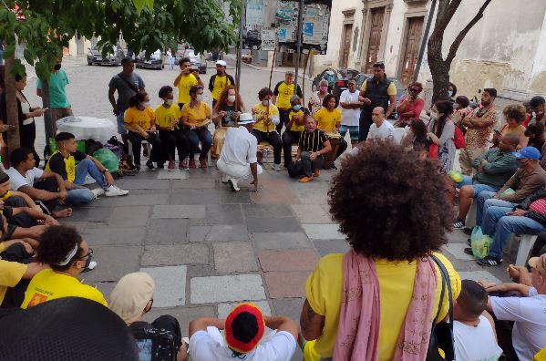 Mestre Neco Pelourinho e Mestre Levi ao pé do Berimbau, comandando a bateria Mestra Cristina. 41a Homenagem Póstuma a Mestre Pastinha