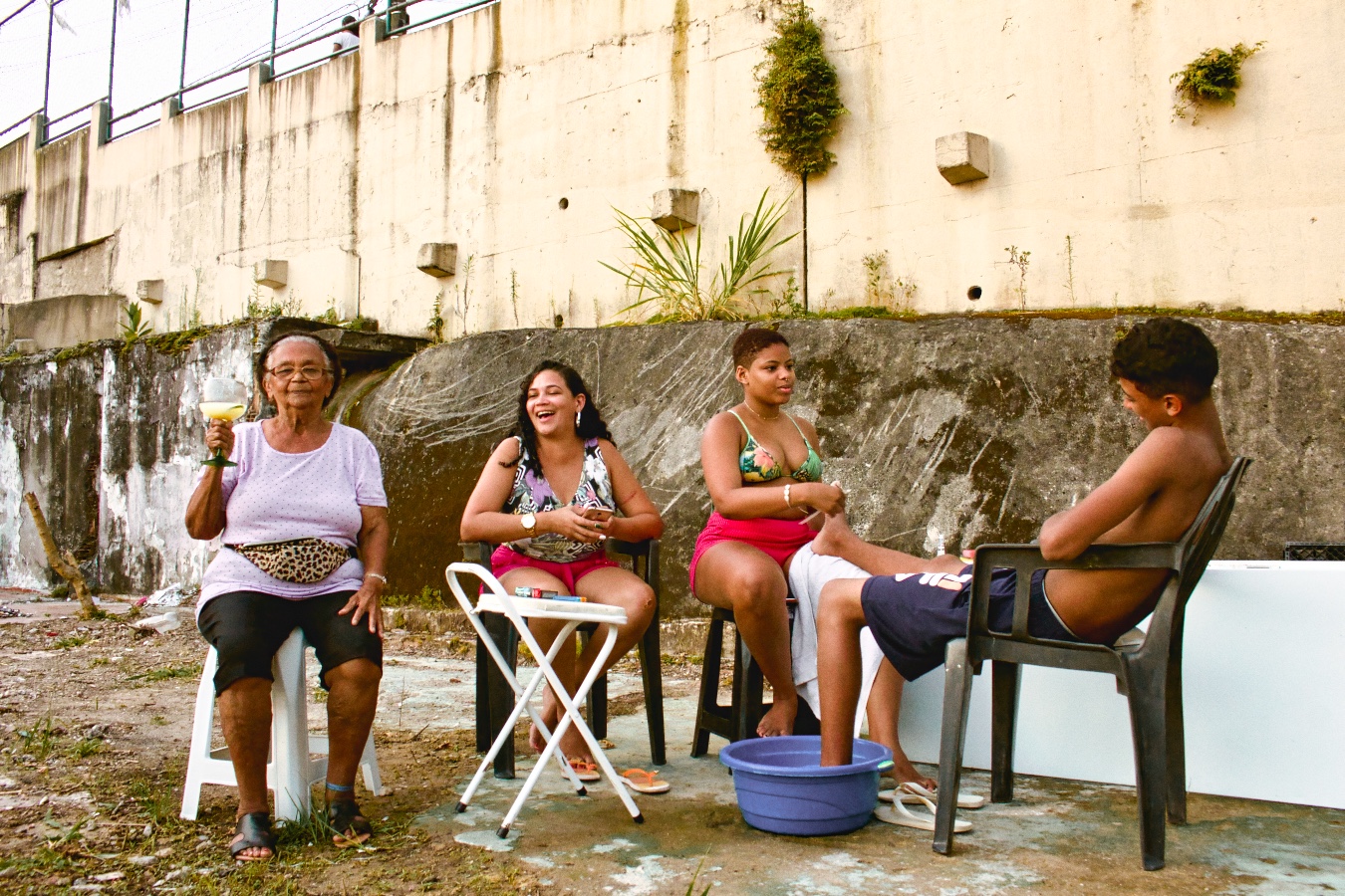 Foto mostra mulheres na comunidade