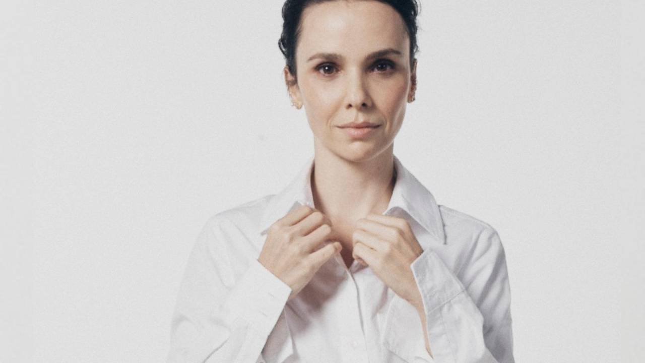 Foto mostra a atriz Débora Falabella usando camisa branca