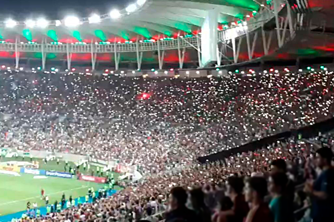 Torcedores do Fluminense emitem luzes de celulares no Maracanã